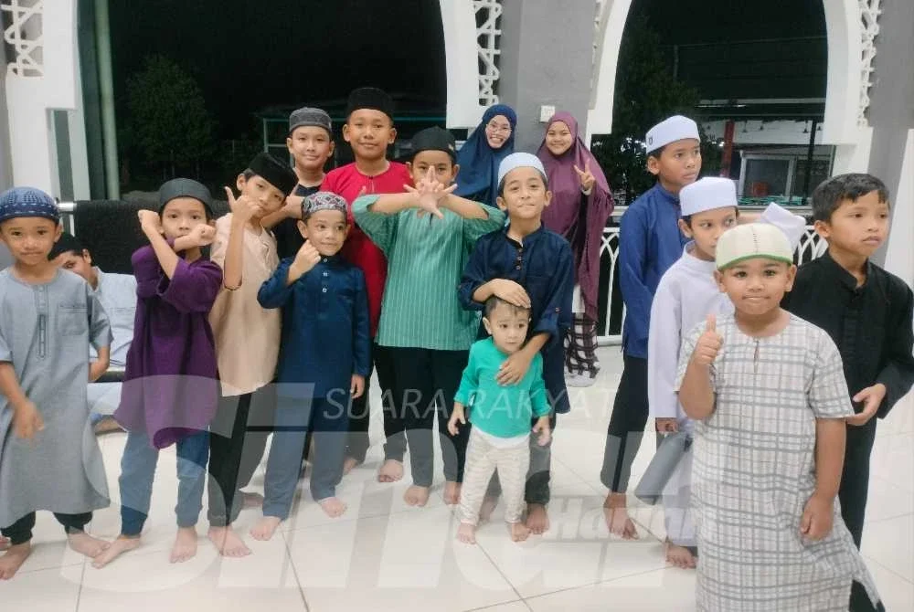 Mohd Umar (kanan) antara peserta termuda mengambil bahagian di dalam program tadarus al-Quran di Masjid Al Imam Al Nawawi Ambangan Heights.