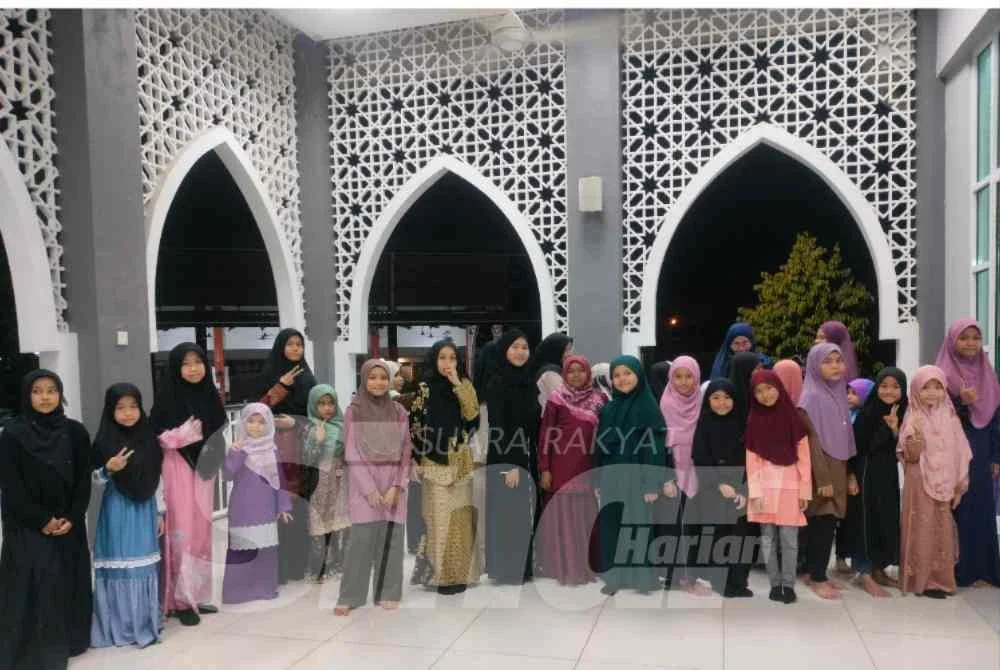 Kanak-kanak perempuan yang turut serta dalam tadarus Al-Quran di Masjid Al Imam Al Nawawi.