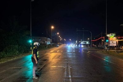 Lokasi kemalangan membabitkan motosikal dengan sebuah kereta di KM 134 Jalan Kuantan-Johor Bahru. Foto Polis Rompin