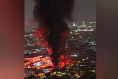 Operasi pemadaman dijalankan menggunakan aset jentera milik bomba selain bantuan unit dron yang digunakan bagi melakukan pemantauan udara di kawasan kebakaran. - Foto Astro Awani