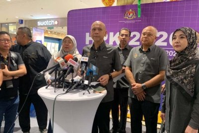 Armizan (tengah) semasa sidang akhbar sempena sambutan Hari Pengguna Kebangsaan (HPK) 2026 di Kota Kinabalu.