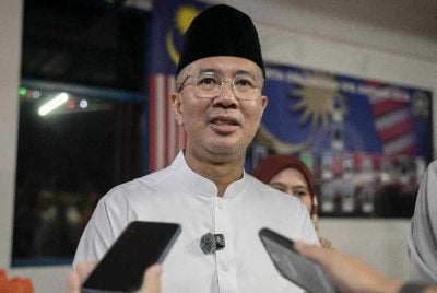Tengku Zafrul ketika ditemui media pada Program Singgah Sahur bersama pasukan petugas hadapan di Ibu Pejabat Polis Daerah Ampang Jaya di sini, awal pagi Ahad. Foto Bernama