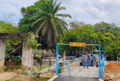 Penduduk di Kampung Chatel Damai, Lata Rek, Kuala Krai menzahirkan rasa terima kasih kepada Perdana Menteri, Datuk Seri Anwar Ibrahim apabila jambatan baharu menggantikan titi gantung berusia 24 tahun yang runtuh pada 1 Januari lalu telah siap sepenuhnya. Foto:SINAR HARIAN/HAZELEN LIANA KAMARUDIN