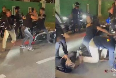 Tangkap layar pergaduhan mat motor di hadapan masjid awal pagi Ahad.