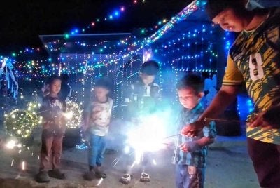Kanak-kanak di Kampung Sungai Ular antara yang paling gembira apabila kawasan perkampungan mereka diterangi cahaya lampu berwarna-warni hasil inisiatif penduduk setempat.