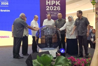 Anwar (tiga dari kiri) menyempurnakan simbolik perasmian Hari Pengguna Kebangsaan (HPK) 2026 di Kota Kinabalu.
