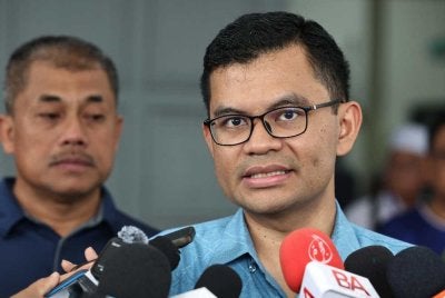 Akmal Nasrullah (kanan) bercakap kepada pemberita selepas hadir pada Jualan Rahmah Kasih Sayang di Dewan Serbaguna Pangsapuri Desa Dato’ Hjh Hasnah pada Ahad. Foto Bernama