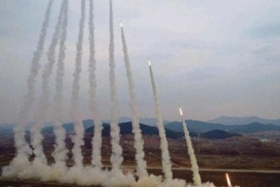 Korea Utara melencarkan ujian pelancar roket berganda berkaliber 600 mm. FOTO KCNA melalui Reuters