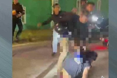  Seorang lelaki dibelasah sekumpulan ‘mat motor’ selepas dituduh menjadi punca adik salah seorang suspek ditahan polis berkaitan kes mencuri motosikal dalam kejadian di tepi jalan Tangga Batu, bersebelahan Masjid Ar-Rabbani.