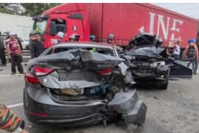 Polis menahan seorang pemandu lori treler bagi membantu siasatan berhubung kemalangan membabitkan empat kenderaan di Kilometer 137.4 Lebuhraya Utara-Selatan arah utara di sini pada Sabtu.