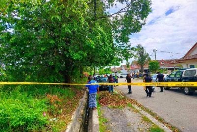 Seorang lelaki dipercayai pelajar sebuah institusi pengajian tinggi (IPT) ditemui meninggal dunia di dalam longkang berhampiran rumahnya di Taman Menglembu Impiana Adril.
