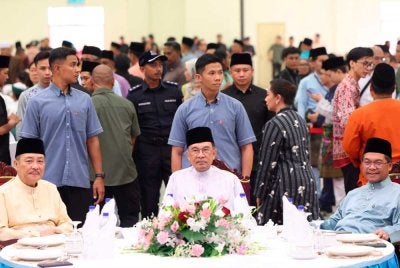 Perdana Menteri Datuk Seri Anwar Ibrahim (tengah) bersama Ketua Menteri Sabah Datuk Seri Hajiji Noor (kiri) dan Menteri Di Jabatan Perdana Menteri Datuk Mustapha Sakmud (kanan) pada Majlis Berbuka Puasa di Kompleks Dewan Kuliah Pusat Ke-2 UMS Kota Kinabalu hari ini. Foto Bernama