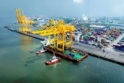 KPDN menahan 10 individu serta merampas pelbagai barangan termasuk petrol yang dianggarkan bernilai lebih RM4.9 juta menerusi Ops Tiris di Pelabuhan Johor pada Rabu lepas.