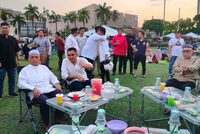 Saarani (duduk, kiri) bersama Muhammad Akmal (duduk, tengah) dan Zamakhshari (duduk, kanan) ketika Majlis Berbuka Puasa Anak Muda bersama Menteri Besar Perak di Dataran Majlis Bandaraya Ipoh pada Ahad.