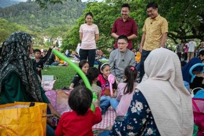 Kah Woh (duduk, tiga dari kanan) beramah mesra bersama orang ramai yang hadir ke program Buka Puasa Bersama di Taman Tasik Taiping pada Ahad.
Turut hadir Pengerusi Jawatankuasa Sains, Alam Sekitar dan Teknologi Hijau negeri Teh Kok Lim (dua, kanan).
--fotoBERNAMA (2026) HAK CIPTA TERPELIHARA