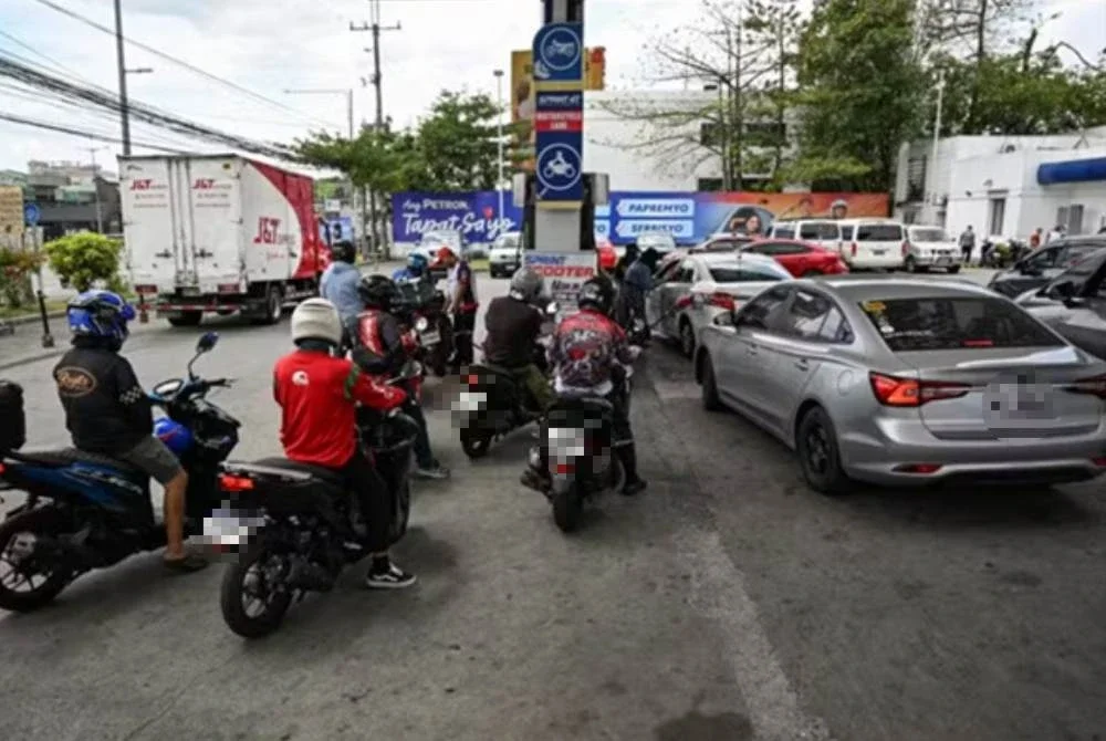 Penduduk Filipina berpusu-pusu mengisi minyak selepas kerajaan memberi amaran kenaikan harga petrol ekoran perang di Asia Barat.