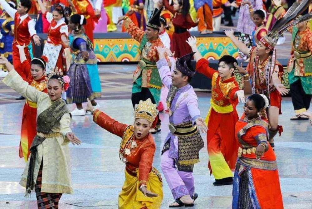 Generasi terdahulu berjuang untuk satu tanah air yang aman iaitu tempat Melayu, Cina, India, Iban, Kadazan dan pelbagai etnik lain boleh hidup di bawah langit yang sama tanpa rasa takut. Foto hiasan