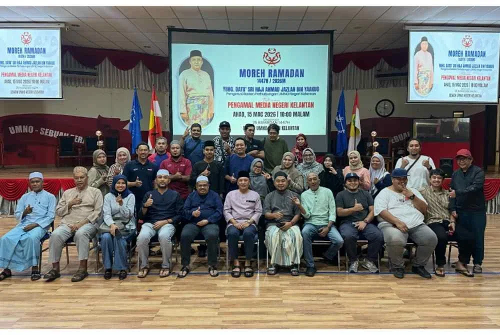 Pengamal media yang bergambar bersama barisan UMNO Kelantan selepas moreh.