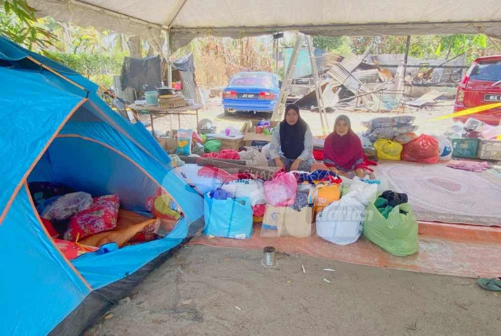 Rohani bersama tiga anaknya kini tinggal di bawah khemah selepas rumah yang didiami sejak empat dekad lalu di Kampung Mujur, Jelawat, Bachok musnah dalam kebakaran pada 8 Mac lalu. Foto SINAR HARIAN/HAZELEN LIANA KAMARUDIN