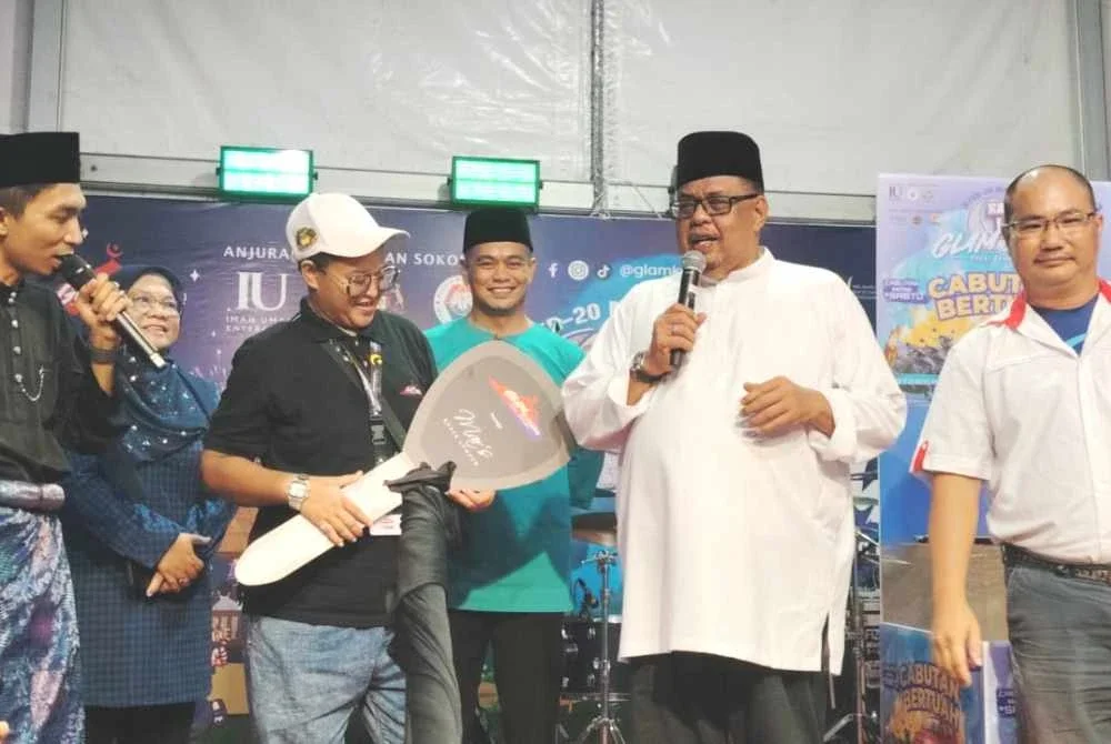 Ab Rauf (dua dari kanan) pada Majlis Perasmian Glam Bazar Ramadan Klebang 2026 pada malam Ahad.