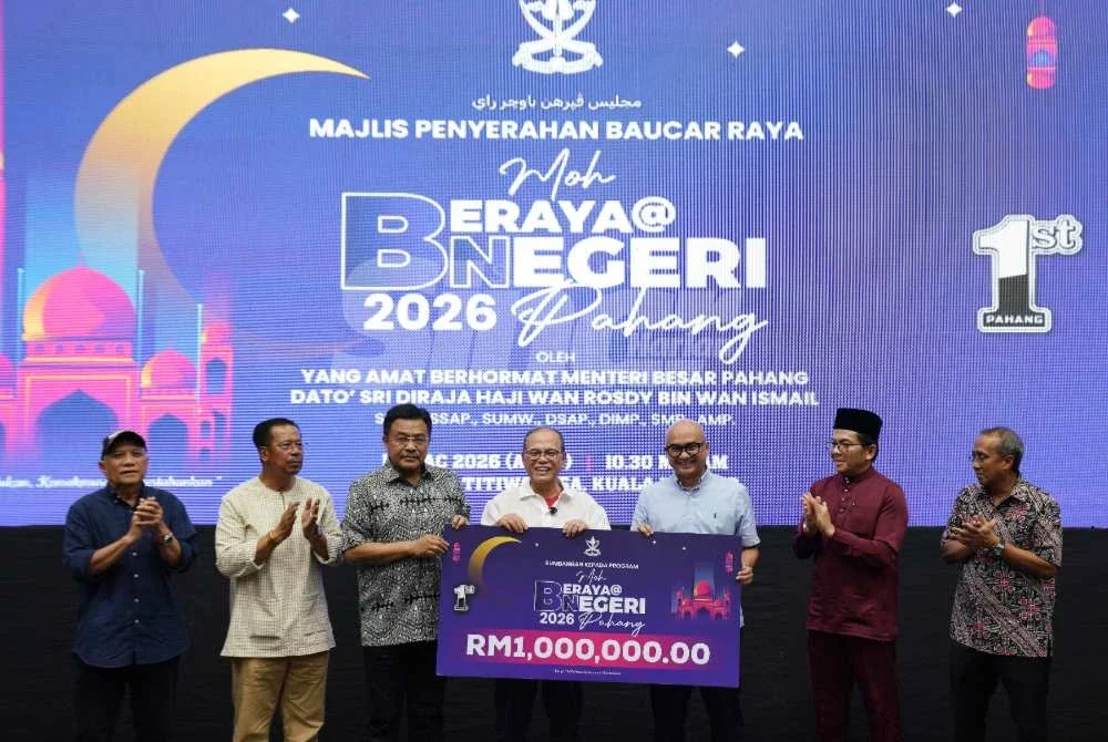 Wan Rosdy (tengah) menyerahkan cek cura sumbangan Kerajaan Negeri Pahang. Foto Sinar Harian/Rosli Talib