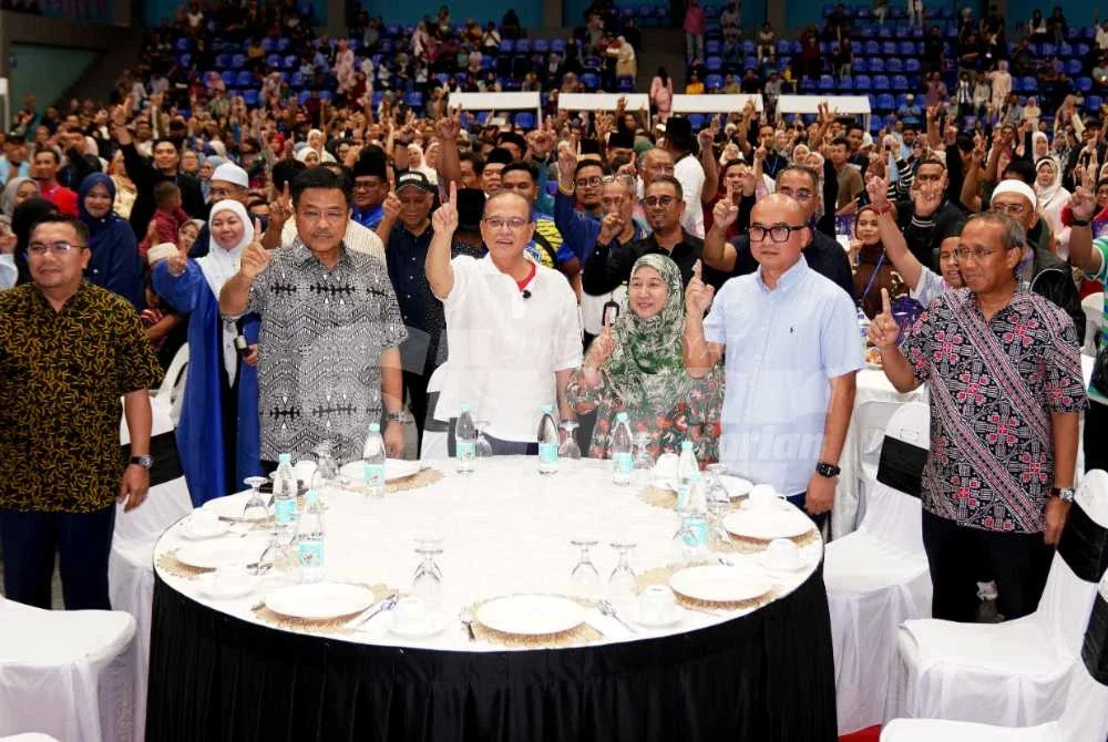 Wan Rosdy (lima dari kiri) melaungkan slogan 'Pahang First' pada pertemuan bersama lebih 2,000 perantau Pahang di Kuala Lumpur pada Ahad. Foto Sinar Harian/Rosli Talib