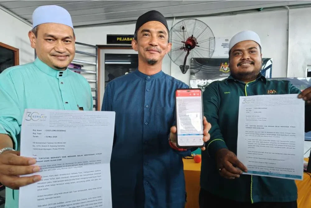 (Dari kiri) Muhammad Fawwaz, Mohd Yusni dan Muhammad Hafiz menunjukkan LOD yang diterima daripada pihak Mohamad.