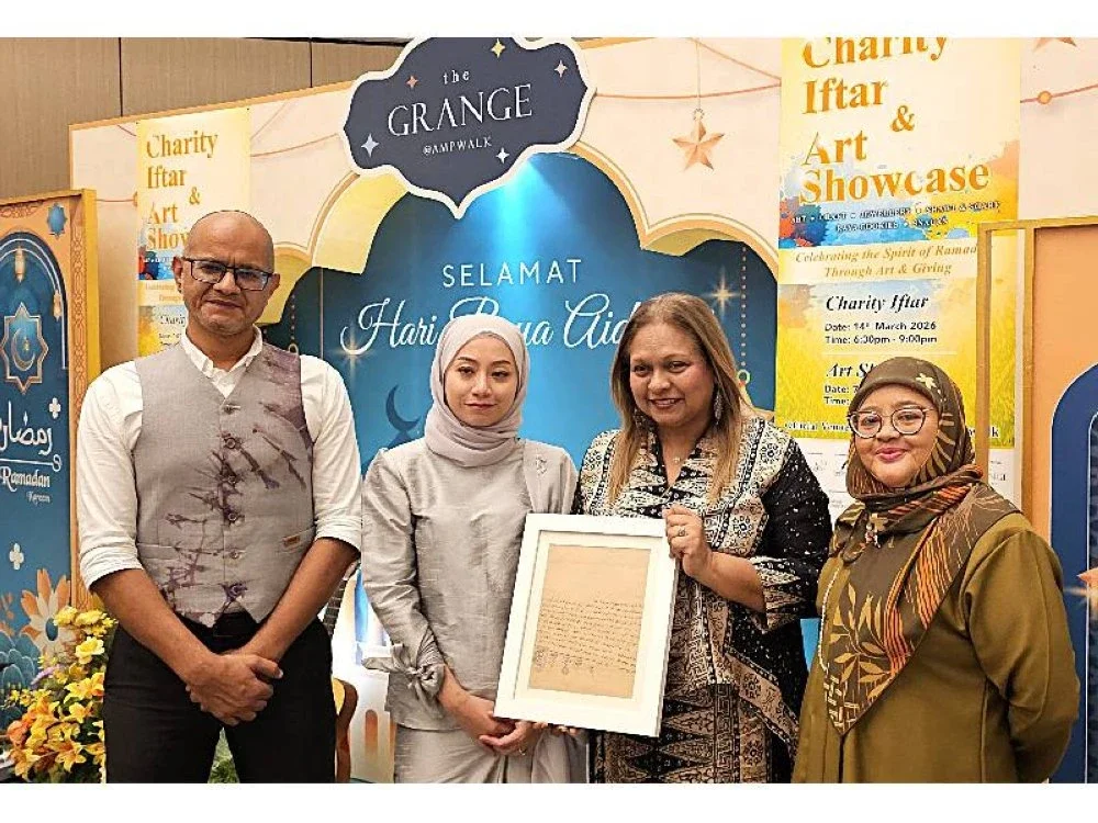 Ketua Pegawai Risiko, CIMB Islamic Bank Carol Dass (dua, kanan) menerima momento daripada pihak Art Market Malaysia.