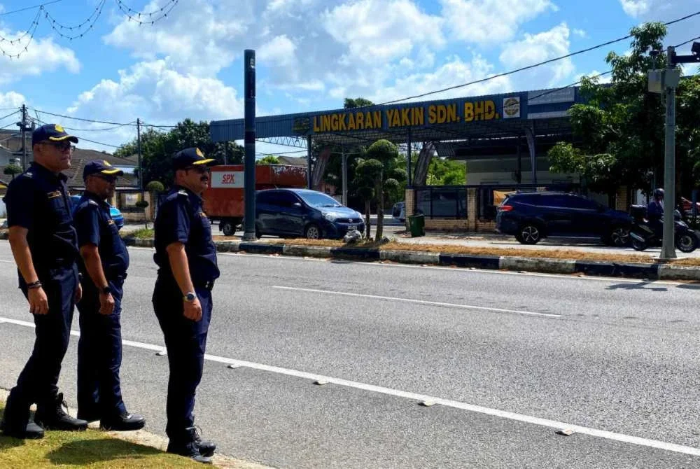 Mohd Misuari (kanan) mengadakan tinjauan di lokasi kamera AwAS yang dipasang di FT03 Seksyen 702 Jalan Kota Bharu–Kuala Terengganu di hadapan Istana Negeri diKota Bharu pada Isnin. Foto SINAR HARIAN/HAZELEN LIANA KAMARUDIN