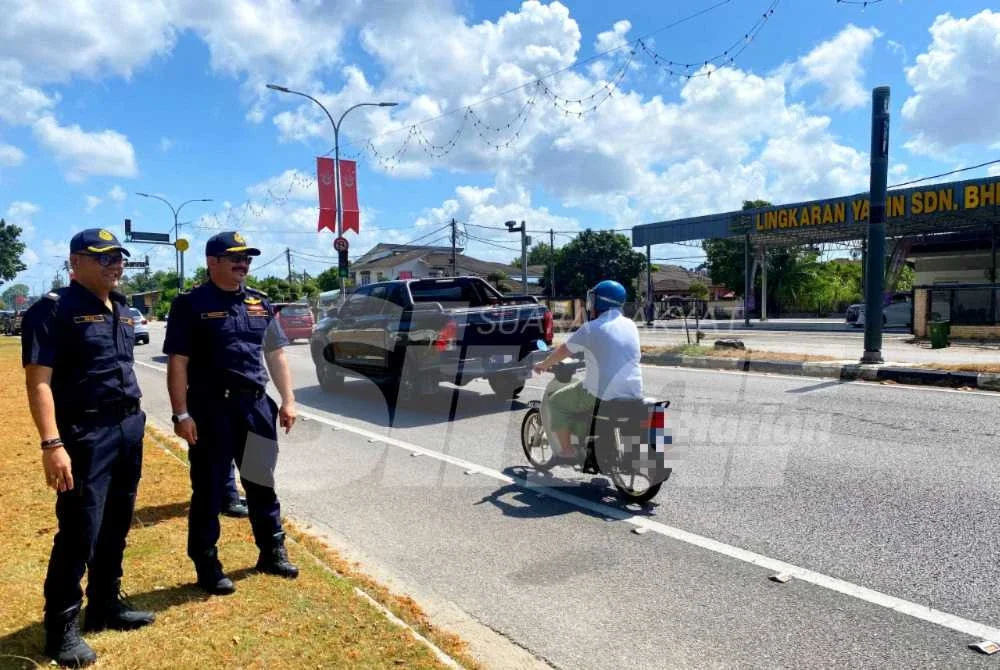 Mohd Misuari (kanan) mengadakan tinjauan di lokasi kamera AwAS yang dipasang di FT03 Seksyen 702 Jalan Kota Bharu–Kuala Terengganu di hadapan Istana Negeri diKota Bharu pada Isnin. Foto SINAR HARIAN/HAZELEN LIANA KAMARUDIN