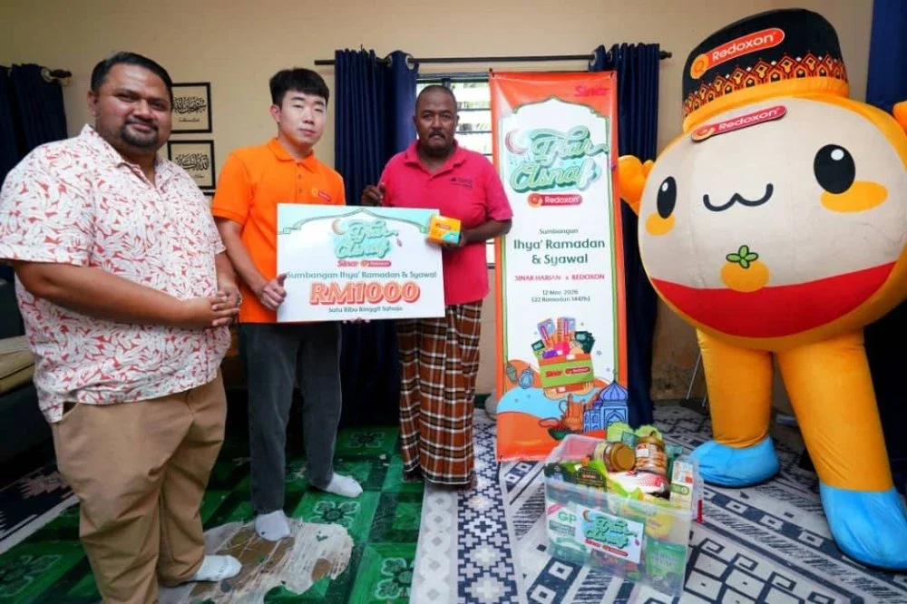 Penerima ketiga, pesakit buah pinggang, Mohd Zaidan (kanan) pula menerima sumbangan dengan penuh kesyukuran.