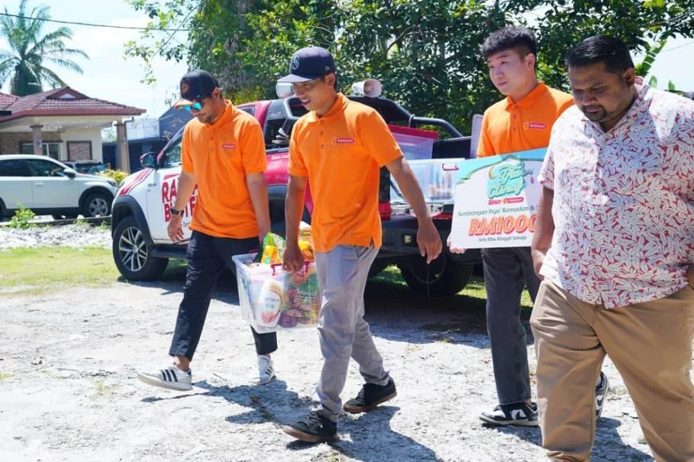 Kakitangan Sinar Harian dan Redoxon turun padang bagi menyelami kehidupan sebenar penerima.