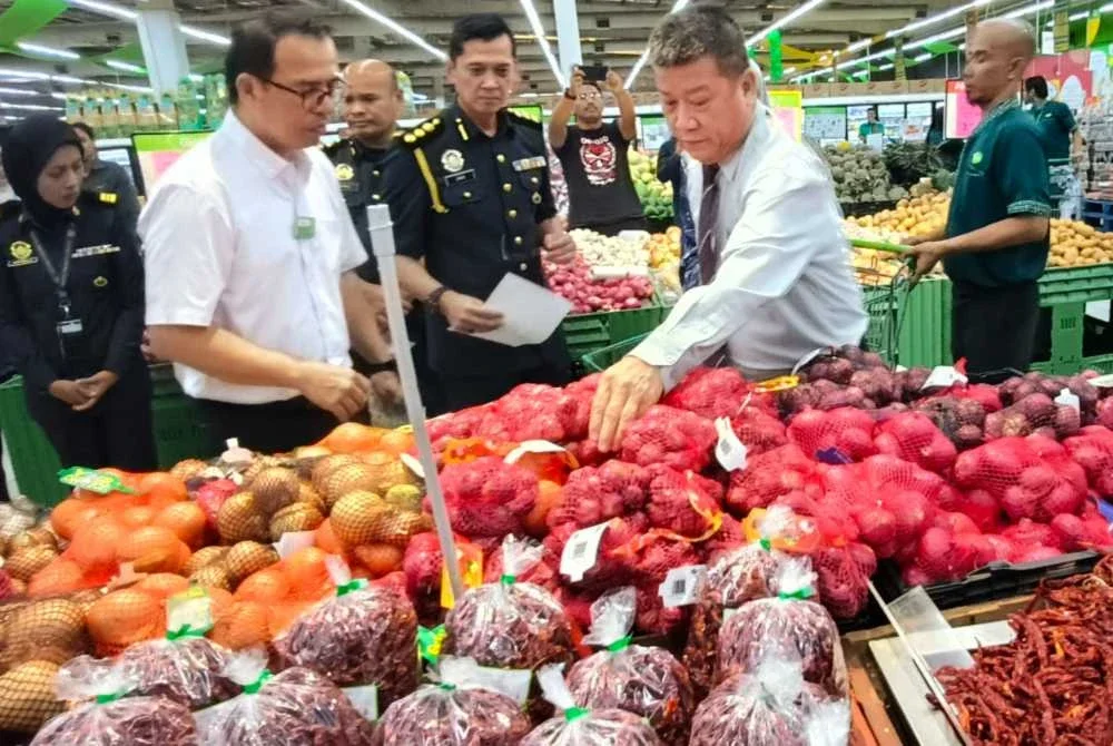 Chon Siang turun padang meninjau harga barangan kawalan sempena Program Walkabout Pelaksanaan SHMMP Hari Raya Aidilfitri 2026 di sebuah pasar raya di Kuantan pada Isnin.