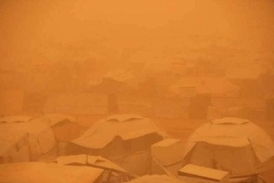 Ribut pasir itu turut mengancam kesihatan penduduk Gaza kerana terdedah kepada debu tebal. - Foto Agensi