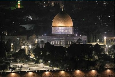 Buat pertama kali sejak 1967, jemaah dilarang daripada menunaikan solat di Al-Aqsa semasa hari-hari terakhir bulan suci Ramadan. - Gambar AP