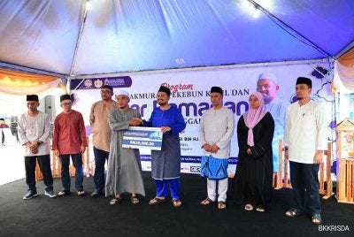 Manndzri (empat kanan) menyampaikan sumbangan sempena Program Kemakmuran Pekebun Kecil dan Iftar Ramadan Parlimen Tenggara.