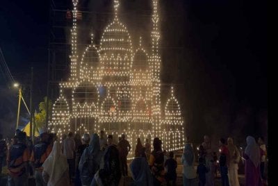 Gerbang pelita di Kampung Baru, Sri Gading kembali bercahaya dengan kira-kira 3,000 pelita hasil usaha gotong-royong penduduk kampung menjelang Aidilfitri.