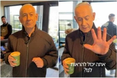 Netanyahu turut mengangkat kedua-dua tangannya dan menunjukkan jarinya kepada kamera. Foto: Agensi
