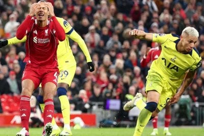 Jaringan penyamaan Richarlison (kanan) pada hujung permainan meragut kemenangan Liverpool di Anfield. FOTO: Agensi