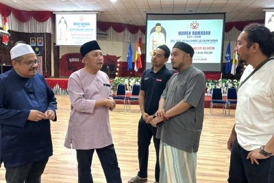 Ahmad Jazlan (dua dari kiri) beramah mesra dengan pengamal media di Kelantan. Foto SINAR HARIAN/ADILA SHARINNI WAHID