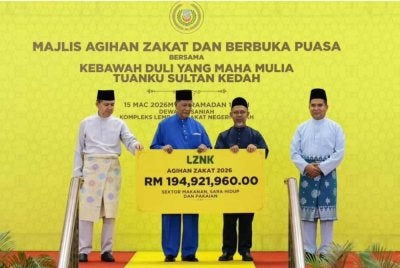 Sultan Sallehuddin berkenan menyempurnakan gimik Agihan Zakat LZNK Tahun 2026 di Majlis Agihan Zakat dan Berbuka Puasa di Dewan Insaniah, Kompleks LZNK pada Ahad.