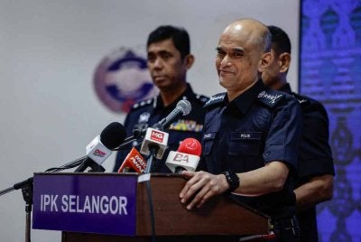 Ketua Polis Selangor Datuk Shazeli Kahar ketika sidang media di Ibu Pejabat Polis Kontinjen Selangor, hari ini mengenai perkembangan kes khianat membakar kenderaan serta ugutan jenayah melibatkan Cikgu Chandra. Foto Bernama.