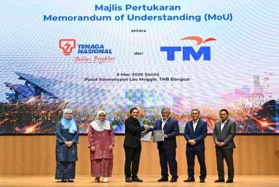 Shamsul Ahmad (tiga dari kanan), dan Amar Huzaimi (tiga dari kiri), bertukar dokumen MoU dalam Majlis Pertukaran Dokumen Memorandum Persefahaman (MoU) yang berlangsung di Pusat Konvensyen Leo Moggie TNB, Bangsar, Kuala Lumpur pada 9 Mac 2026. 