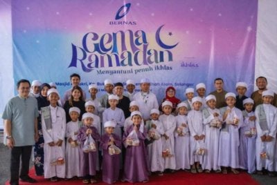 Mohamad Sabu bergambar bersama-sama Rohani dan pelajar-pelajar tahfiz Kg. Bukit Naga serta barisan pengurusan BERNAS