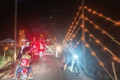Deretan pelita sepanjang hampir 800 meter di kiri dan kanan jalan masuk Kampung Nam Dam di Pendang mencipta panorama indah pada waktu malam.