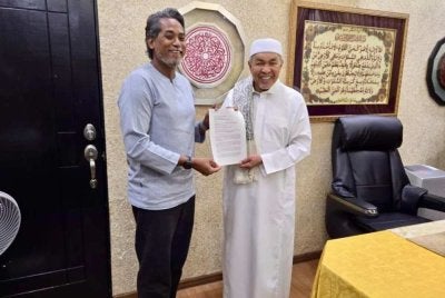 Ahmad Zahid (kanan) menerima surat rayuan sertai UMNO yang diserahkan oleh KJ malam tadi.
