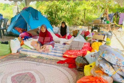 Rohani bersama tiga anaknya kini tinggal di bawah khemah selepas rumah yang didiami sejak empat dekad lalu di Kampung Mujur, Jelawat, Bachok musnah dalam kebakaran pada 8 Mac lalu. Foto SINAR HARIAN/HAZELEN LIANA KAMARUDIN