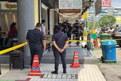 Suspek yang parah ditembak kemudian difahamkan meninggal dunia ketika berada di hospital.
