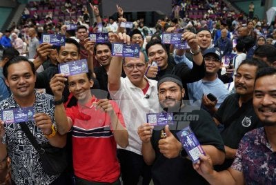 Seramai 2,000 perantau Pahang menerima baucar raya yang disampaikan sendiri oleh Wan Rosdy (tengah) dalam majlis yang berlangsung di Kuala Lumpur pada Ahad. Foto Sinar Harian/Rosli Talib