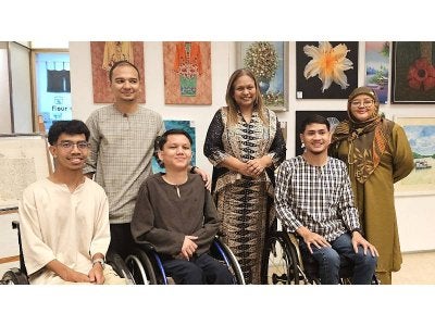 Pengasas Art Market Malaysia, Rita Hatta (kanan) bersama para tetamu yang hadir sempena Majlis Iftar Ramadan.